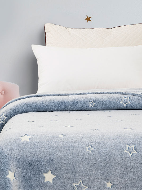 Κουβέρτα φωσφοριζέ αγκαλιας Stars Blue 80x90 από την εταιρεία Sunshine Home