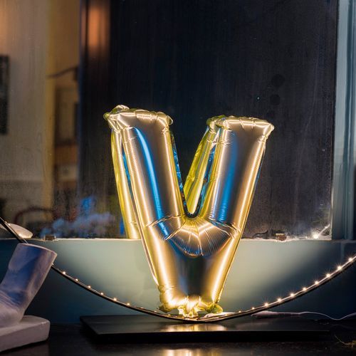 ΜΠΑΛΟΝΙ ΓΡΑΜΜΑ “V” 36cm-ΧΡΥΣΟ από την εταιρεία Beauty Home