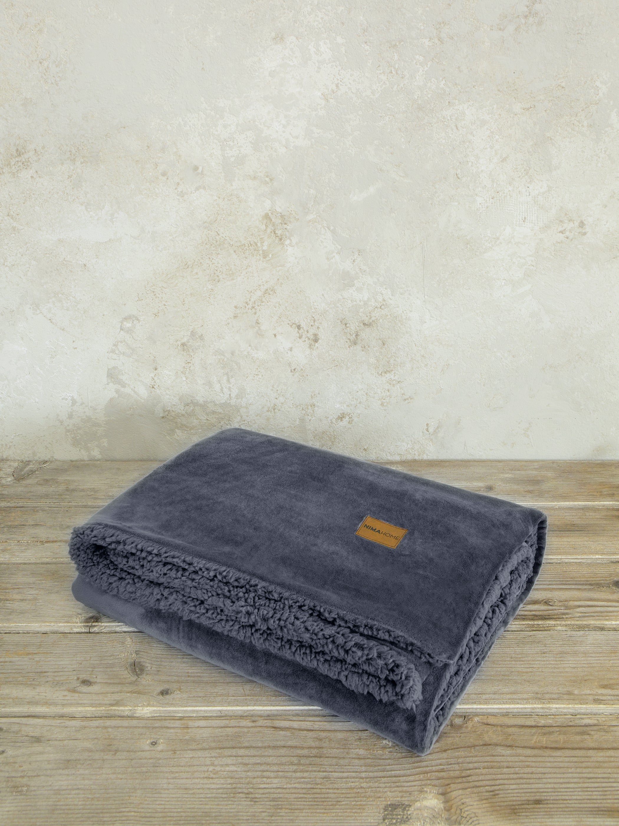 Κουβέρτα καναπέ Nuan Dark Gray από την εταιρεία Nima Home