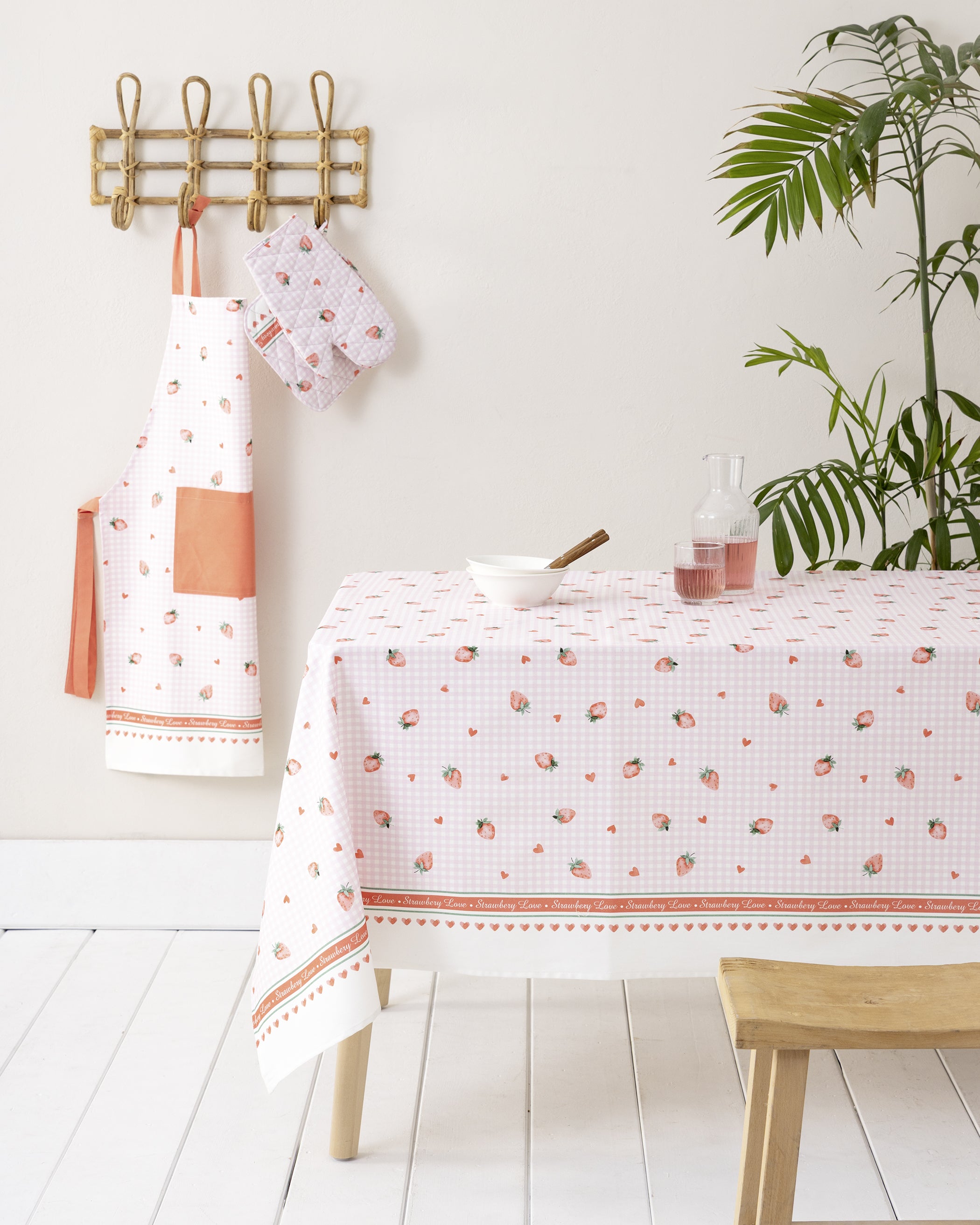 Τραπεζομάντηλο 140x140 - Strawberry Love 140x240 από την εταιρεία Nima Home