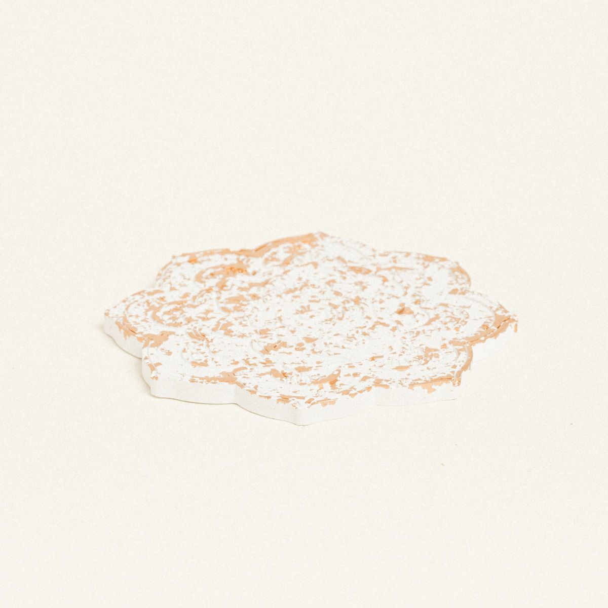 ΚΕΡΑΜΙΚΟ ΛΟΥΛΟΥΔΙ ΣΟΥΒΕΡ 10,5 x 11 x 1,2 cm ΛΕΥΚΟ / ΧΡΥΣΟ Default Title από την εταιρεία Beauty Home
