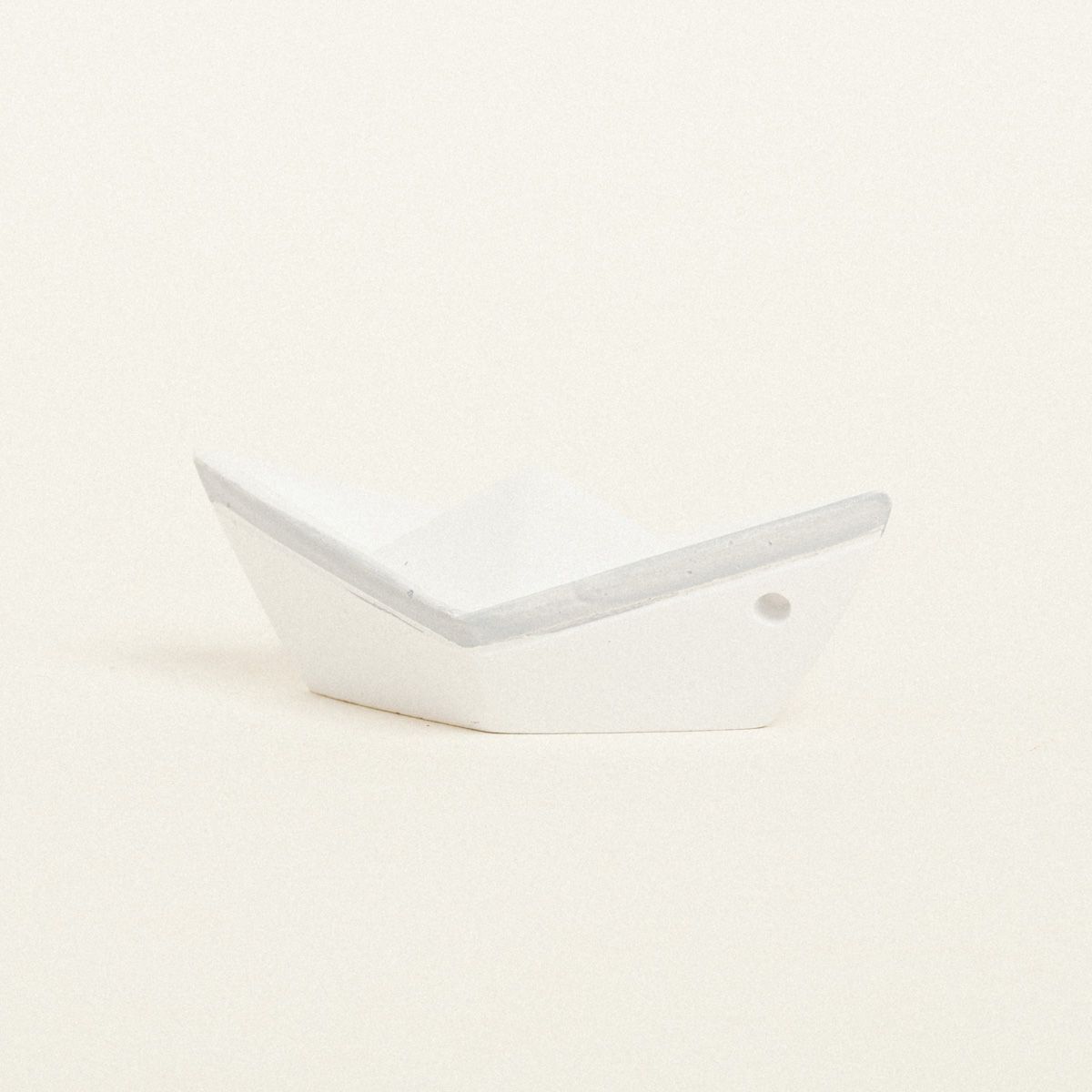ΚΕΡΑΜΙΚΟ ΚΑΡΑΒΑΚΙ 7,5 x 3,5 x 3 cm ΛΕΥΚΟ / ΓΚΡΙ Default Title από την εταιρεία Beauty Home