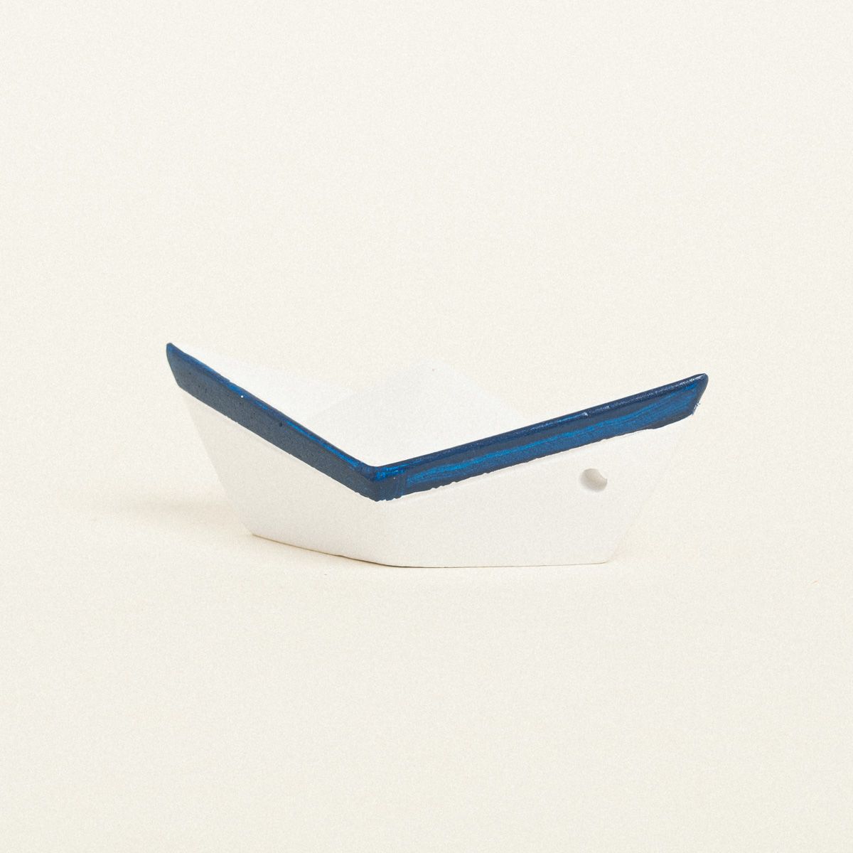 ΚΕΡΑΜΙΚΟ ΚΑΡΑΒΑΚΙ 7,5 x 3,5 x 3 cm ΛΕΥΚΟ / ΜΠΛΕ από την εταιρεία Beauty Home