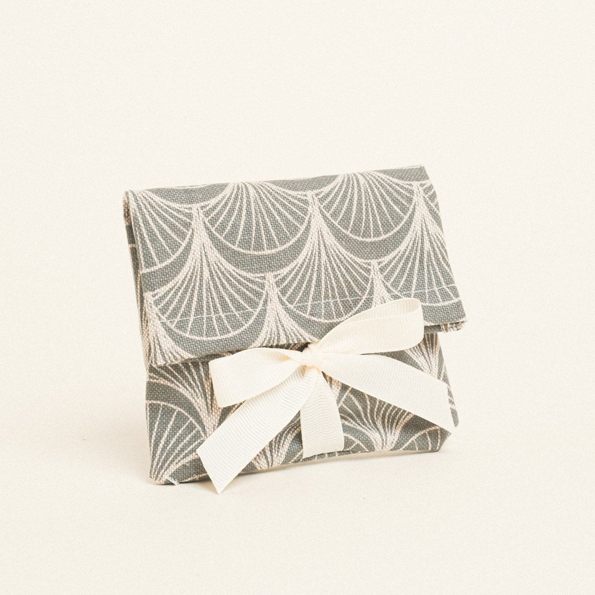 ΠΟΥΓΚΙ ΜΕ ΚΟΡΔΕΛΑ 12 x 17 cm ΛΑΔΙ ART DECO Default Title από την εταιρεία Beauty Home