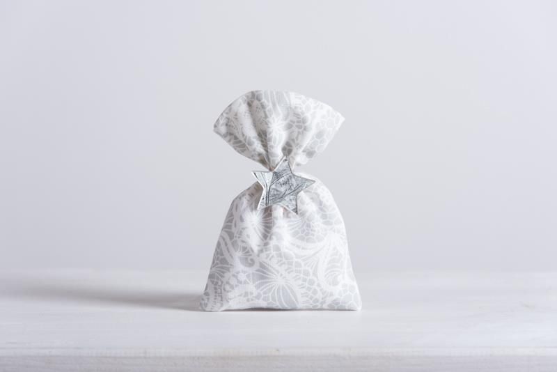 ΠΟΥΓΚΙ ΥΦΑΣΜΑΤΙΝΟ ΜΕ ΤΥΠΩΜΑ ΔΑΝΤΕΛΑ 12 x 17 cm