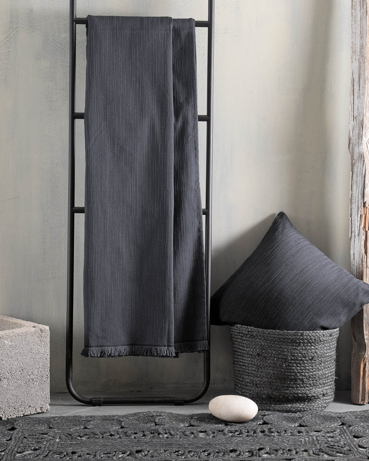 FIGMA - Ριχτάρι 180 x 280 Γκρι σκούρο 180 x 280 από την εταιρεία Rythmos Home