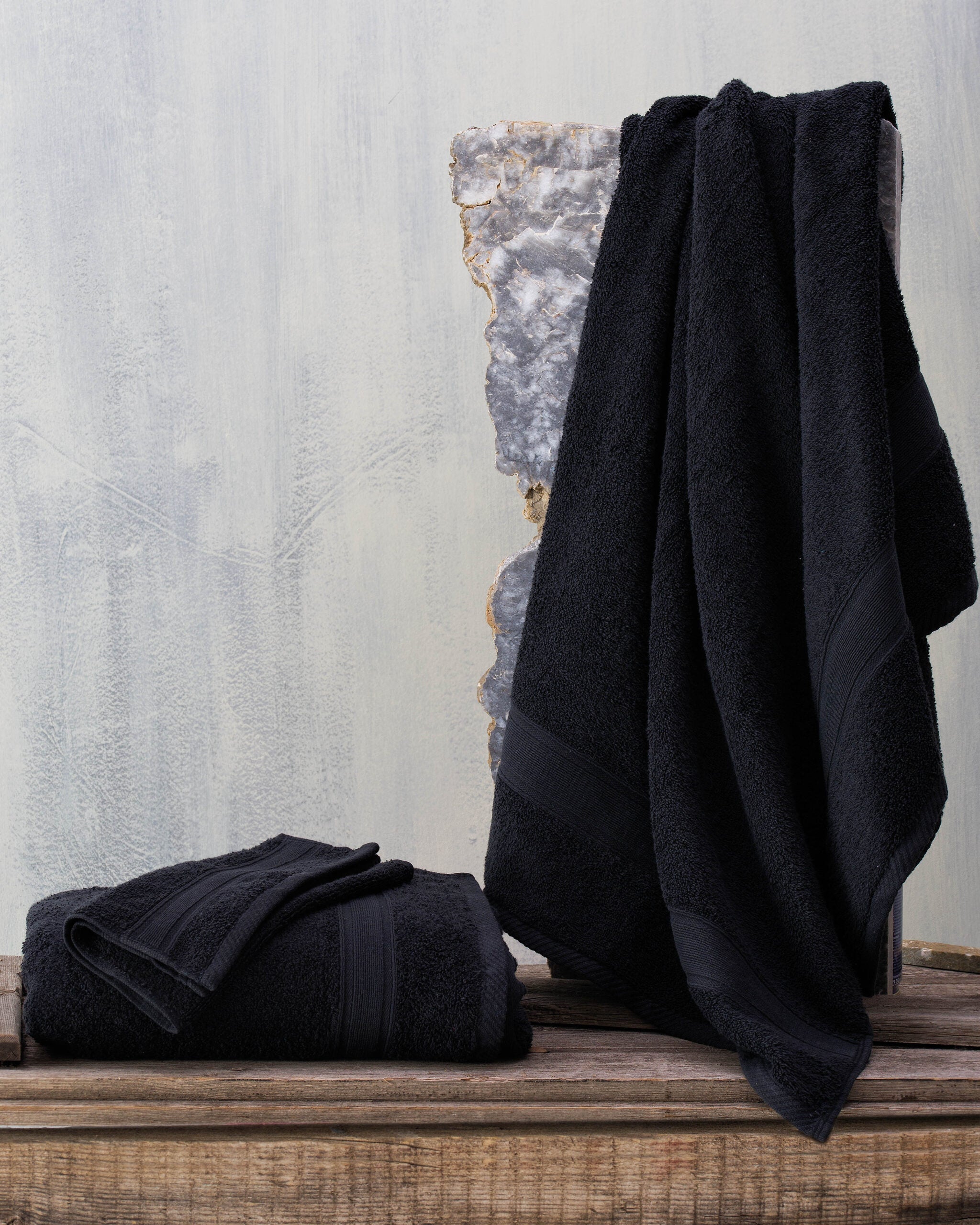 ILLUSION - Πετσέτα 100% βαμβάκι πενιέ 480 GSM Μπάνιου Μεγάλη Μαύρο 100 x 150 από την εταιρεία Rythmos Home