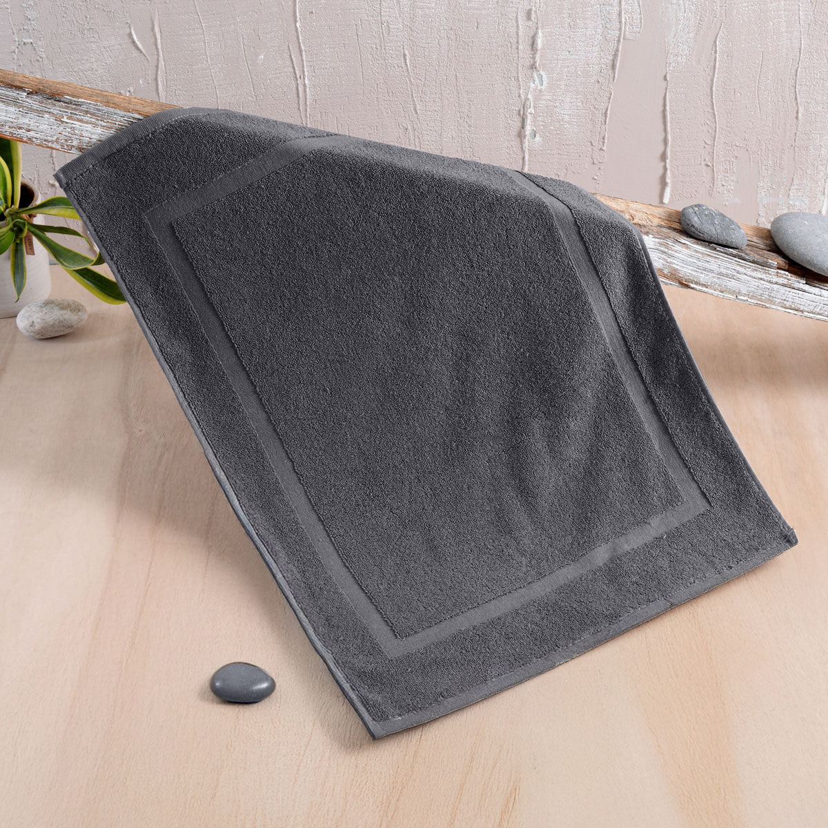 TILES Γκρι Σκούρο - ΞΕΝΟΔΟΧΕΙΑΚΟ Ταπέτο ΜΠΑΝΙΟΥ 50 x 70 Γκρι σκούρο 50 x 70 από την εταιρεία Rythmos Home