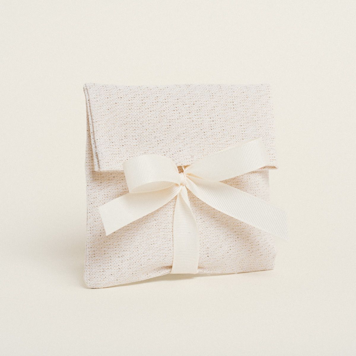 ΠΟΥΓΚΙ ΜΕ ΚΟΡΔΕΛΑ 12 x 17 cm ΕΚΡΟΥ ΧΡΥΣΟ LUREX