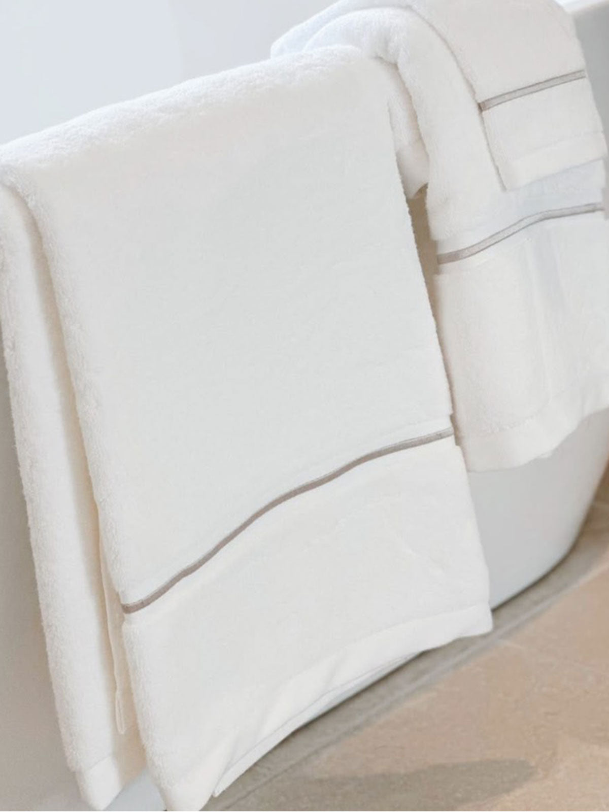 Πετσέτα Delos 550gsm 80x150 από την εταιρεία Sunshine Home