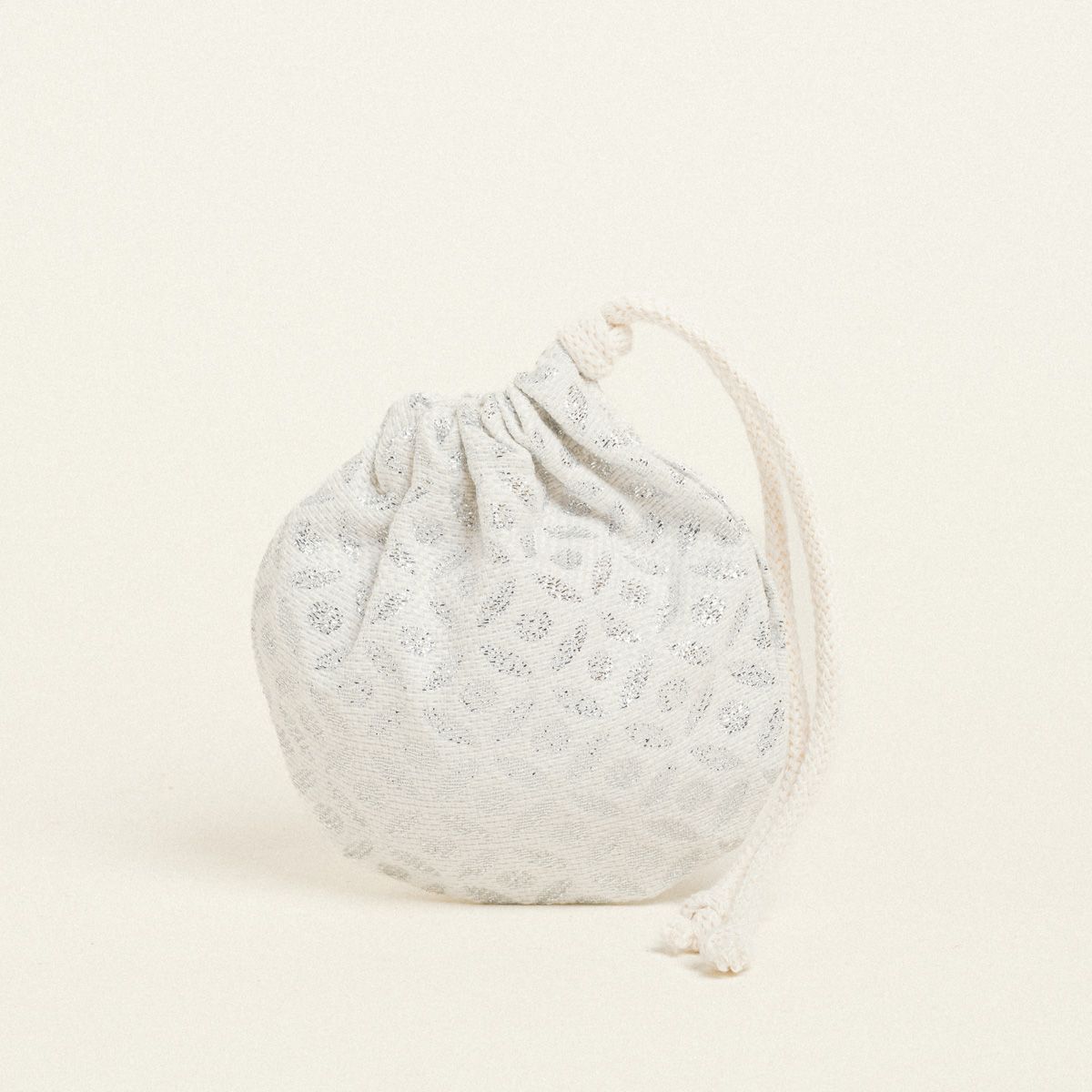 ΠΟΥΓΚΙ ΟΒΑΛ ΜΕ ΚΟΡΔΟΝΙ 13 x 14 cm ΖΑΚΑΡ ΕΚΡΟΥ-ΑΣΗΜΙ