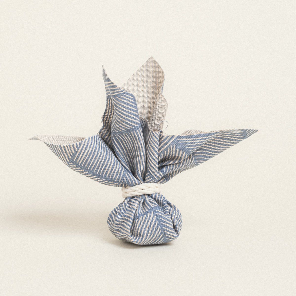 ΜΑΝΤΗΛΙ 27 x 27 cm ΔΙΑΓΩΝΙΕΣ ΓΡΑΜΜΕΣ ΜΠΛΕ