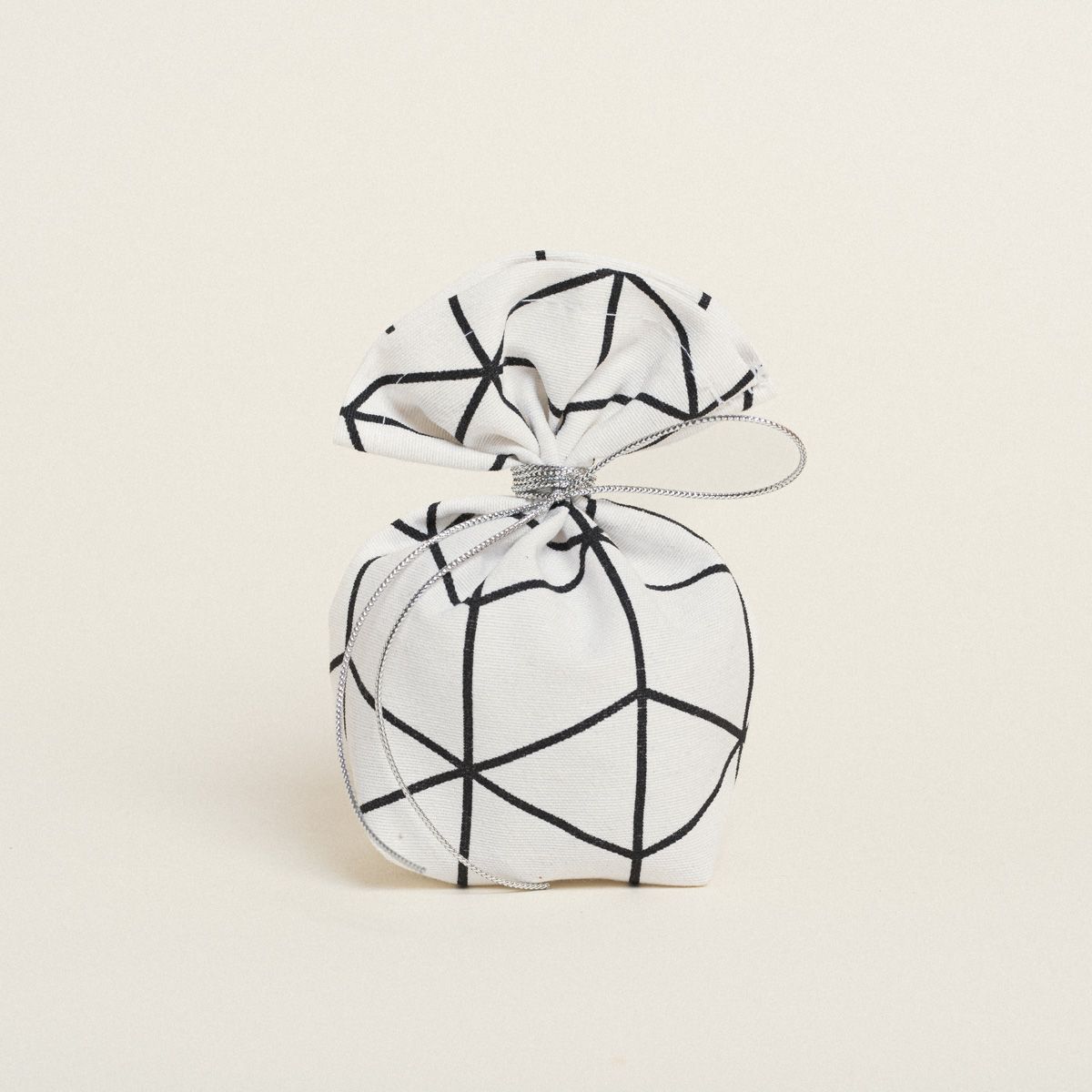 ΠΟΥΓΚΙ ΜΕ ΒΑΣΗ 8 x 12 cm ΓΕΩΜΕΤΡΙΚΟΙ ΡΟΜΒΟΙ ΛΕΥΚΟ – ΜΑΥΡΟ