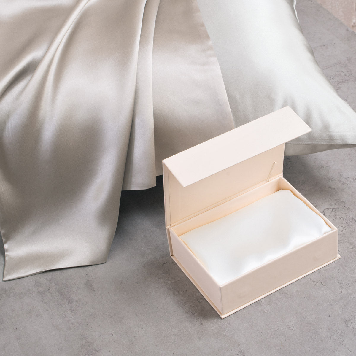 SILK SLEEP - Γκρι ΜΕΤΑΞΩΤΗ Μαξιλαροθήκη από την εταιρεία Rythmos Home